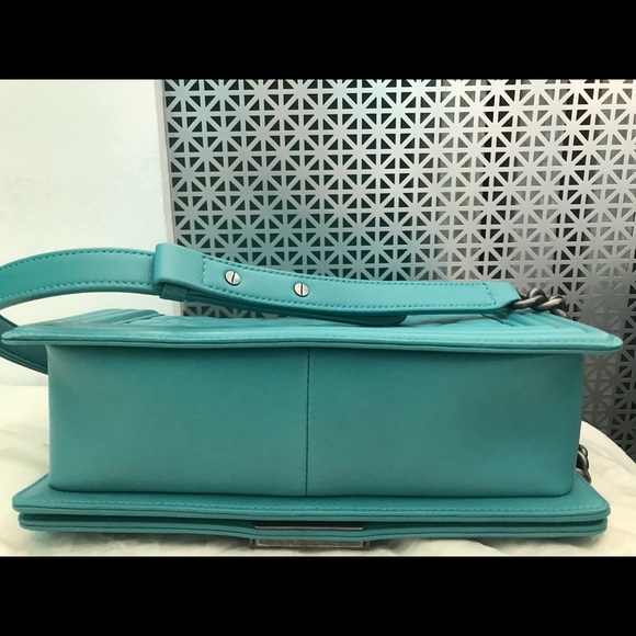 SOLD - Chanel Old Medium Boy - Picture 3 of 11